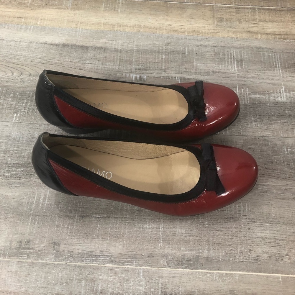Andiamo Red Patent Leather Black Trim Dress Flats Size 39 EU - Picture 2 of 6
